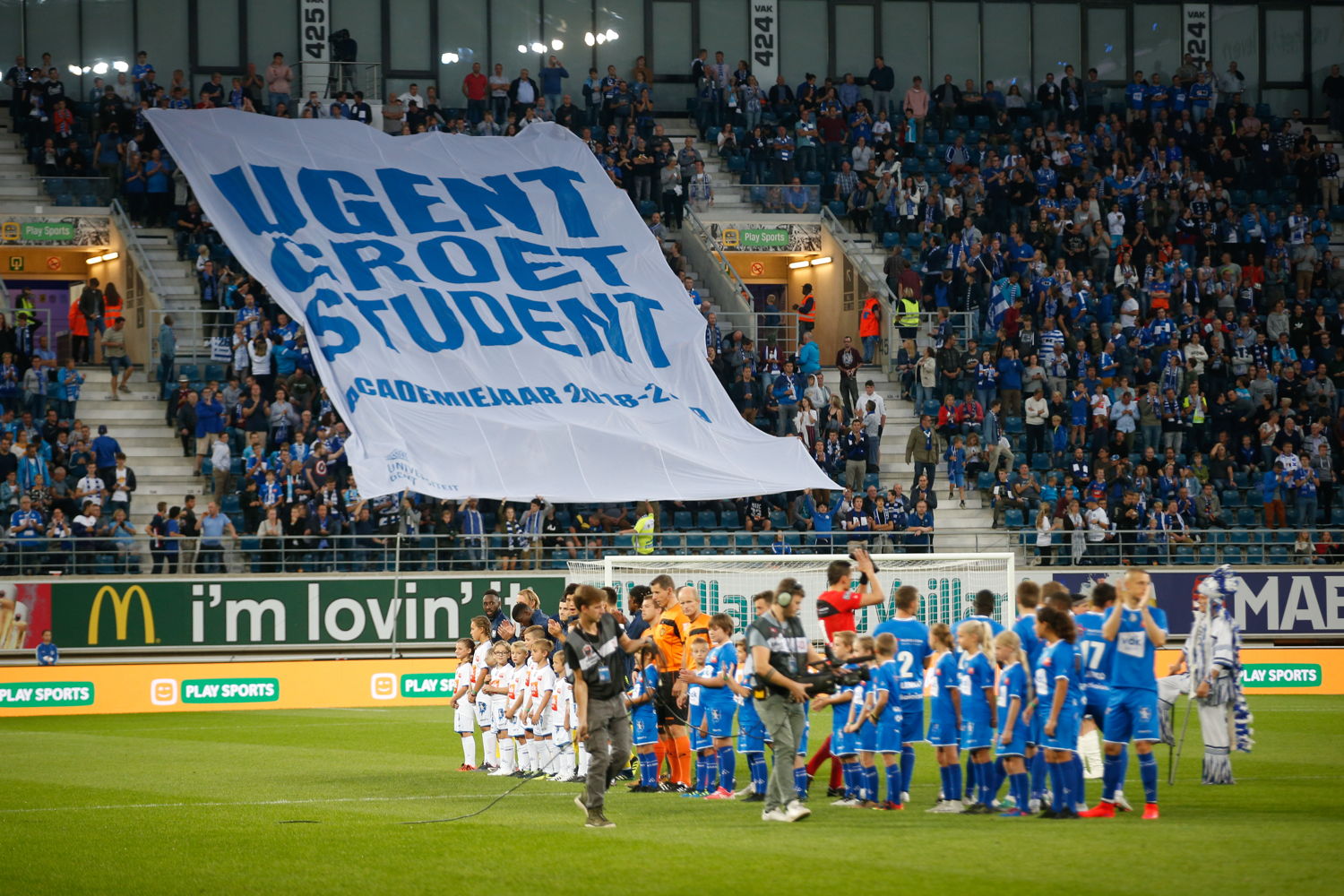 De aftrap van de campagne: de supporters van AA Gent rollen een tifo uit. 