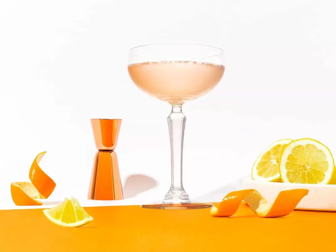 Cocteles inspirados en Peach Fuzz, el Pantone del 2024 