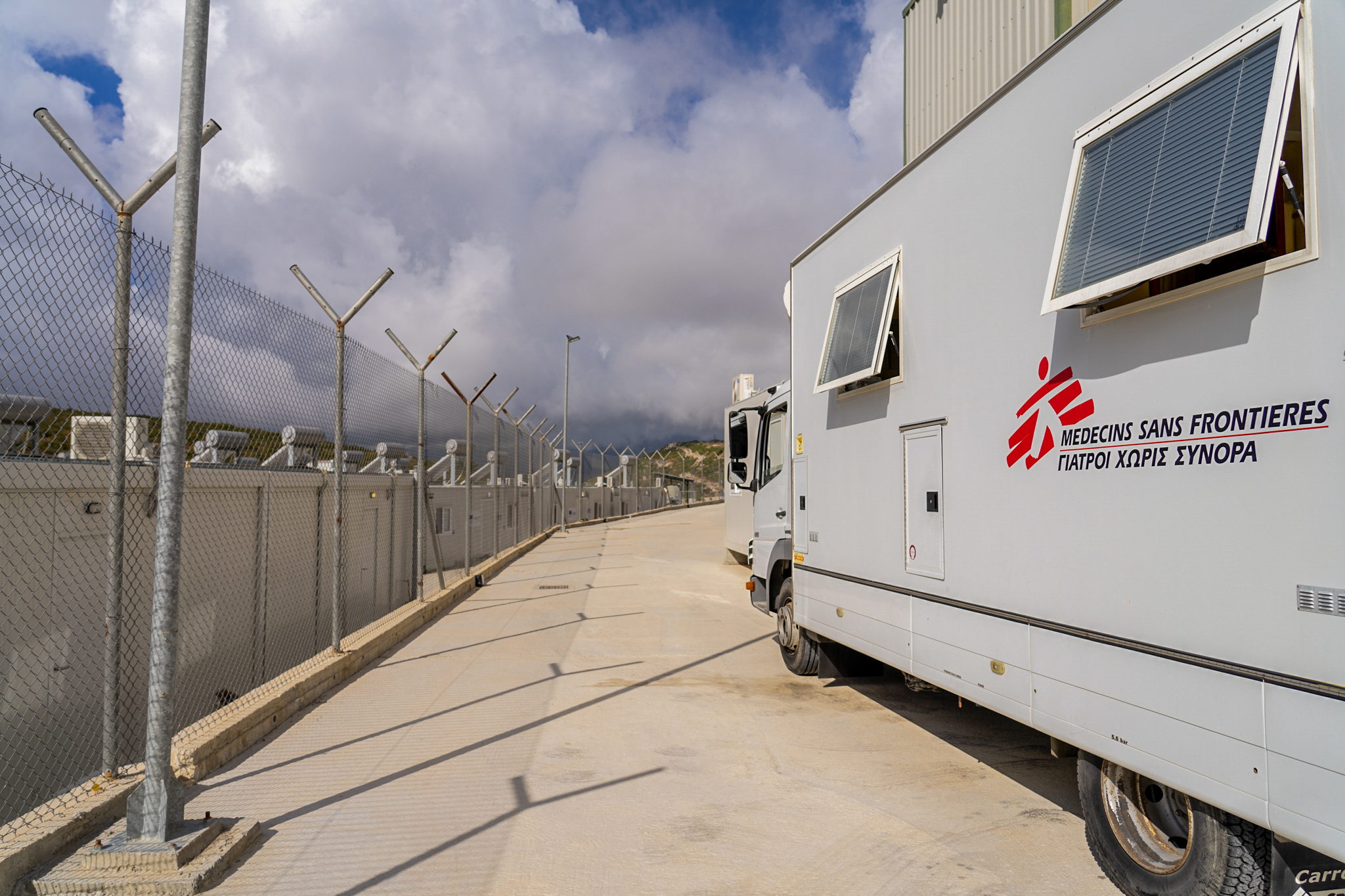 Clínica móvil de MSF en el interior del Centro de Acceso Controlado Cerrado de Zervou, Samos. EVGENIA CHOROU/MSF Clínica móvil de MSF en el interior del Centro de Acceso Controlado Cerrado de Zervou, Samos. EVGENIA CHOROU/MSF