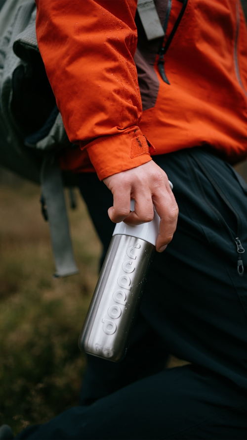 7214_Dopper_Insulated_Silver_350ml_Lifestyle_Outdoor_04_1080x1920