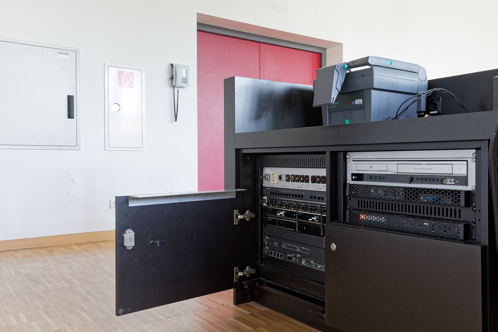 The Sennheiser SpeechLine DW series automatically adapts its input sensitivity to the level of the speaker’s voice The Sennheiser SpeechLine DW series automatically adapts its input sensitivity to the level of the speaker’s voice