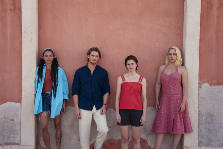 Bobbi (Sasha Lane),  Nick (Joe Alwyn)Frances (Alison Oliver) en Melissa (Jemima Kirke) 