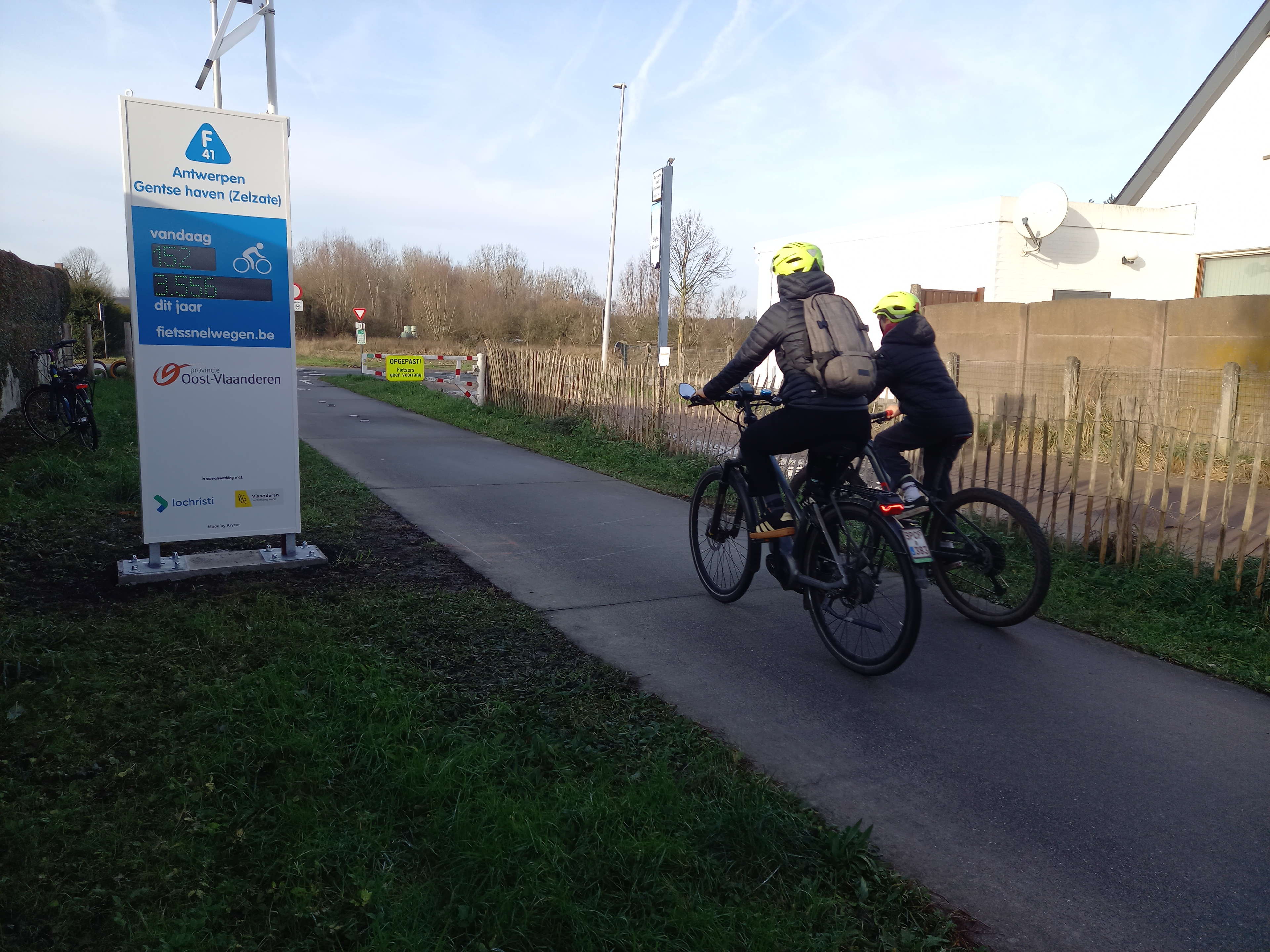 Vier nieuwe fietstelpalen monitoren aantal fietsers op Oost-Vlaamse fietssnelwegen