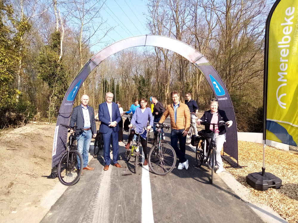 vlnr: schepen voor mobiliteit Luc Van Huffel, burgemeester Filip Thienpont, gedeputeerde Riet Gillis, schepenen Pascal Rousseaux en Isabelle Van De Steene