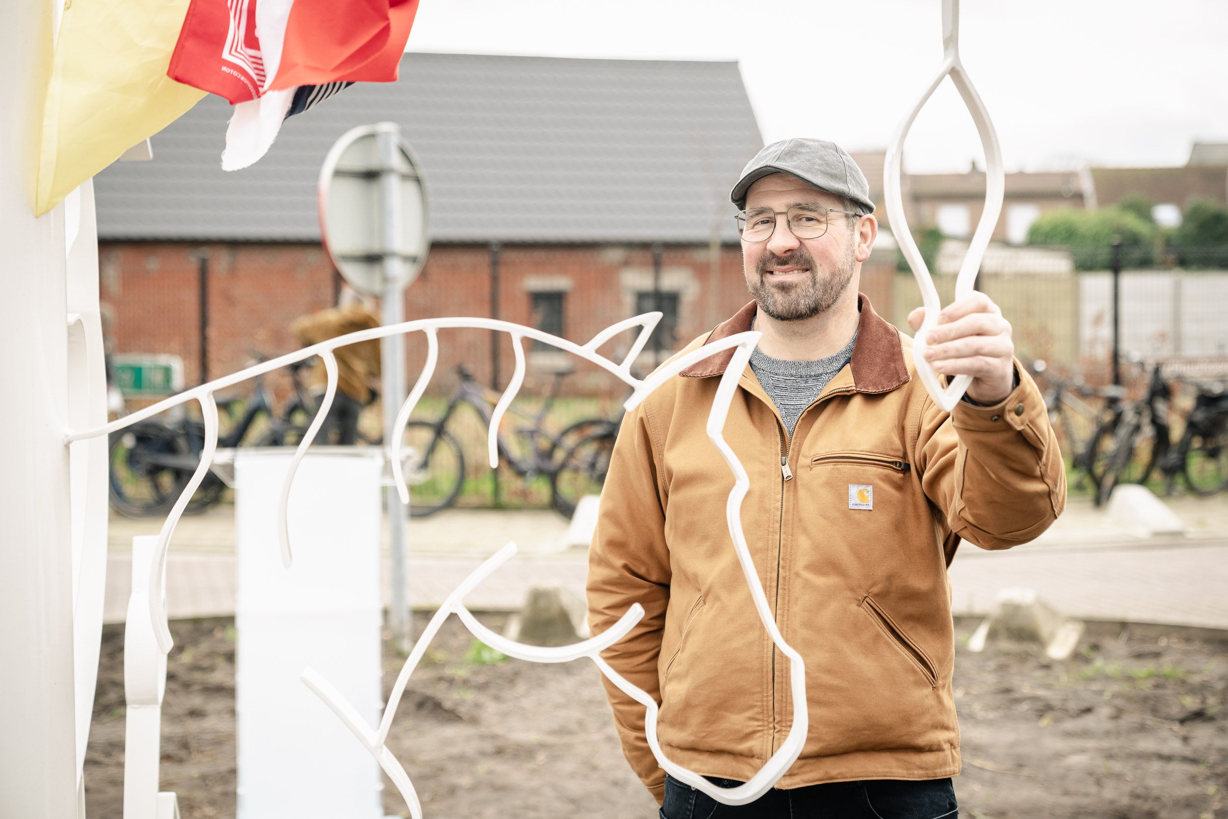 Kunstenaar Wesley Vanreusel bij het nieuwe kunstwerk - © Tom Cornille