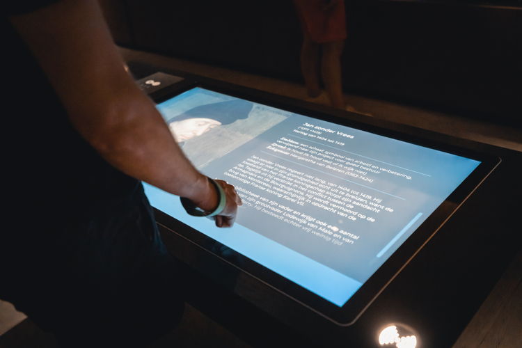 Interactieve schermen in het KBR museum Ⓒ KBR