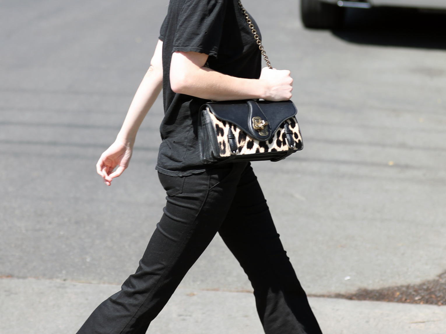 Emma Roberts usando la bolsa City Knot de Bottega Veneta