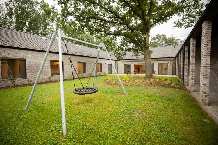 Een van de 4 binnentuinen in het nieuwe gebouw van ZAS UKJA. (Foto: ZAS / Dirk Kerstens)
