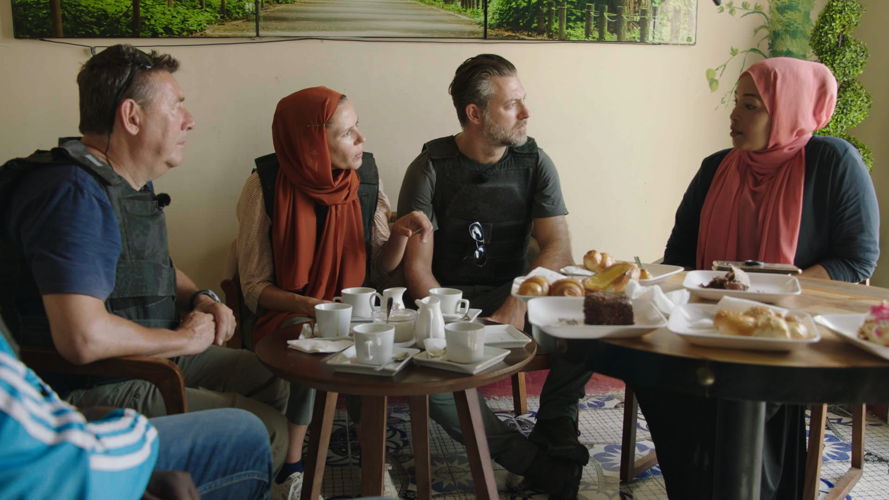 Rudi Vranckx, Katrien De Ruysscher en Geert Van Rampelberg in Somalië - (c) VRT / Warner Bros België
