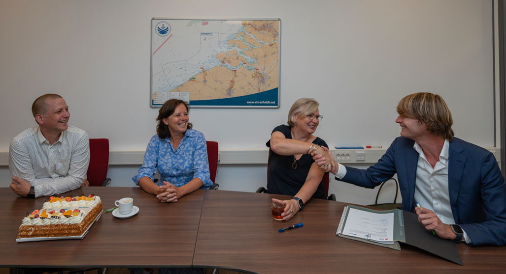 Van links naar rechts Wouter Faes, manager digital infrastructure & operations van Havenbedrijf Antwerpen-Brugge, Nathalie Balcaen (Vlaams Permanent Commissaris), Willy Dekker (Nederlands Permanent Commissaris) en Siebren Dijkstra, manager VTS van Havenbedrijf Rotterdam.