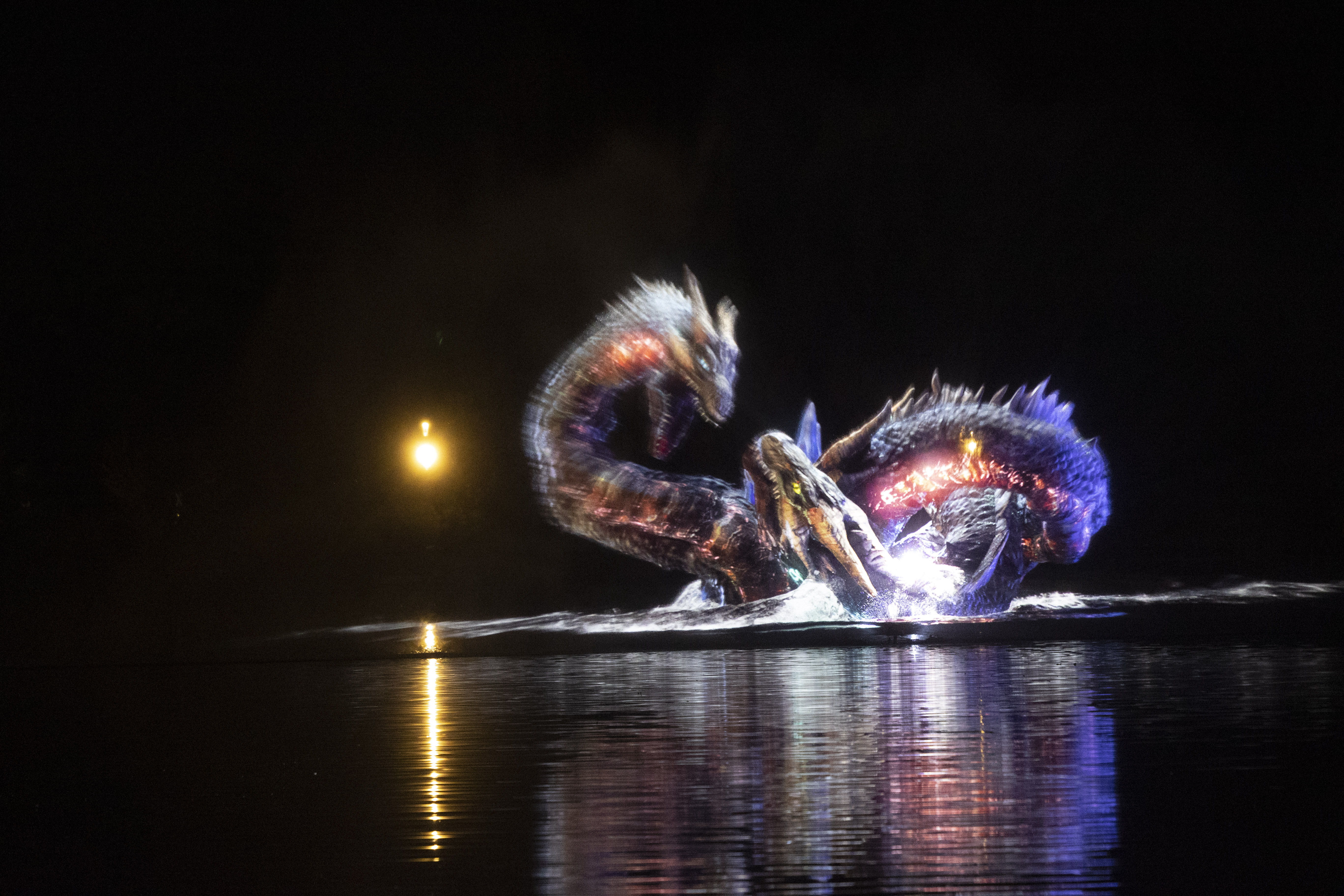 Videoprojecties (mappings) op een watermuur met een diameter van 50 meter. op het meer.