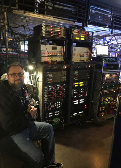 Stephen Vaughn, coordinateur pour Soundtronics Wireless, veille à ce que les microphones sans fil et les écouteurs de retour in-ear fonctionnent harmonieusement pendant toute la durée de la cérémonie des GRAMMY Awards.