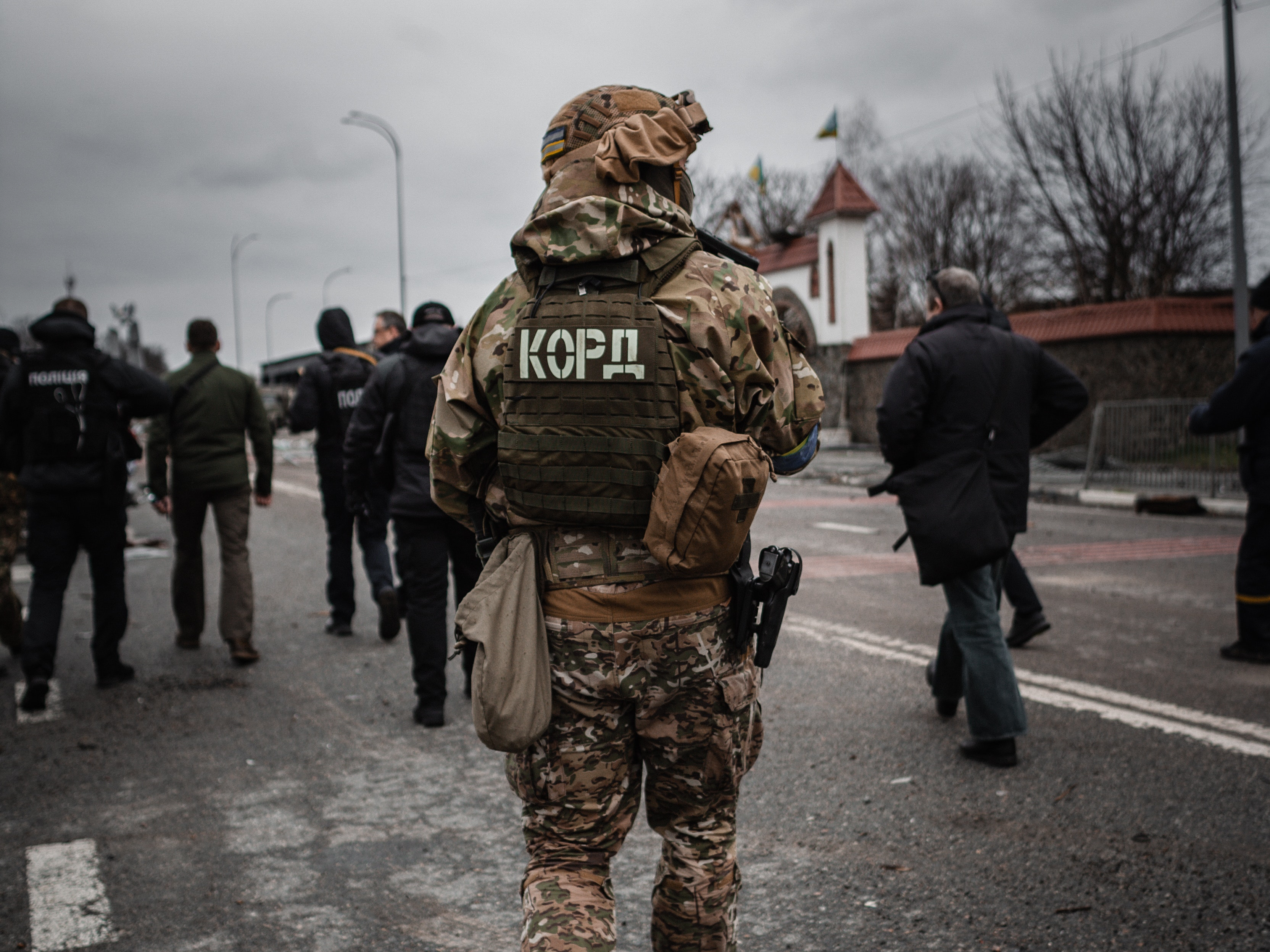 Soldier in war-torn Ukraine street Photo/Алесь Усцінаў