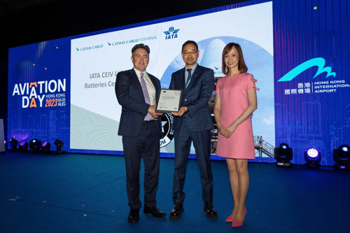Cathay Cargo receives IATA’s 
CEIV Lithium Batteries accreditation in the air and on the ground