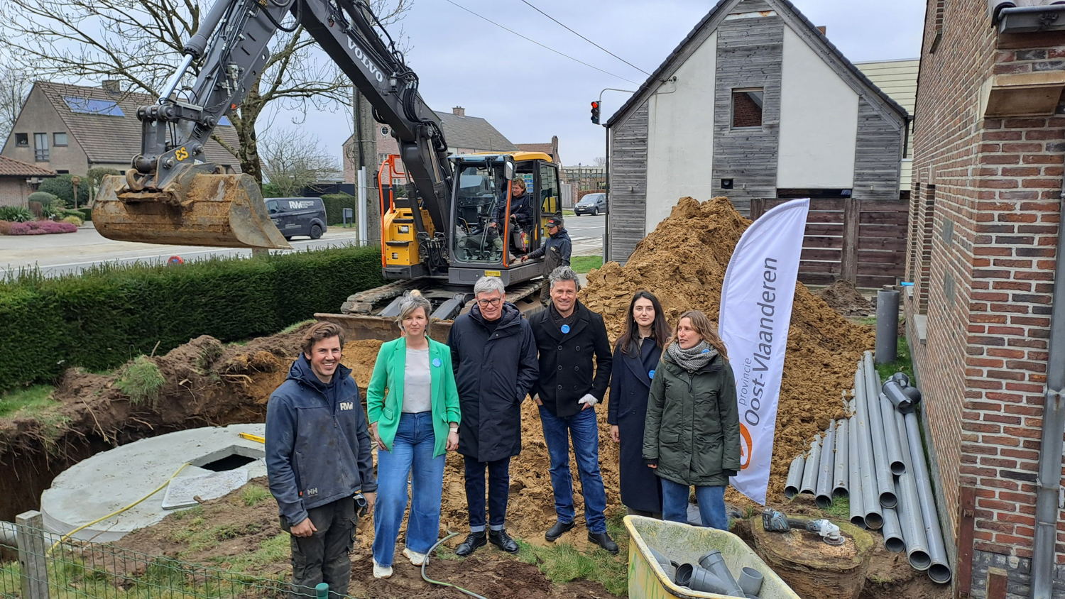 vlnr. Yannig Bourgeois (regenwaterinstallatie.com), gedeputeerde Dagmar Beernaert, Laurent Dewilde (Impact Us Today), Sven Taeldeman (Provincie Oost-Vlaanderen), Albijona Fejzullahu (Impact Us Today), Liesbet Van Crombrugge (Provincie Oost-Vlaanderen)