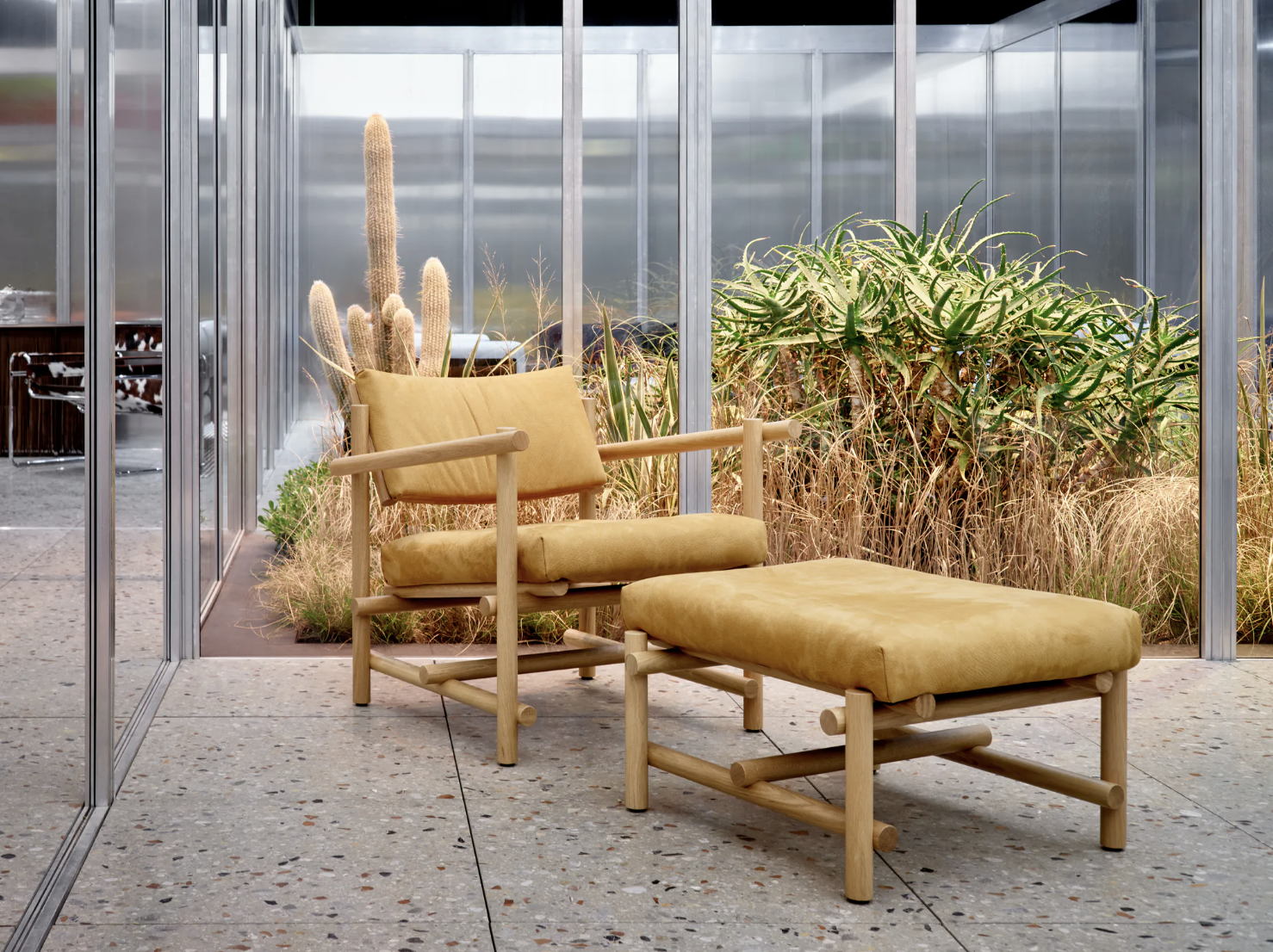 Muecke Lounge Chair and Ottoman by Jonathan Muecke. Courtesy of Knoll.
