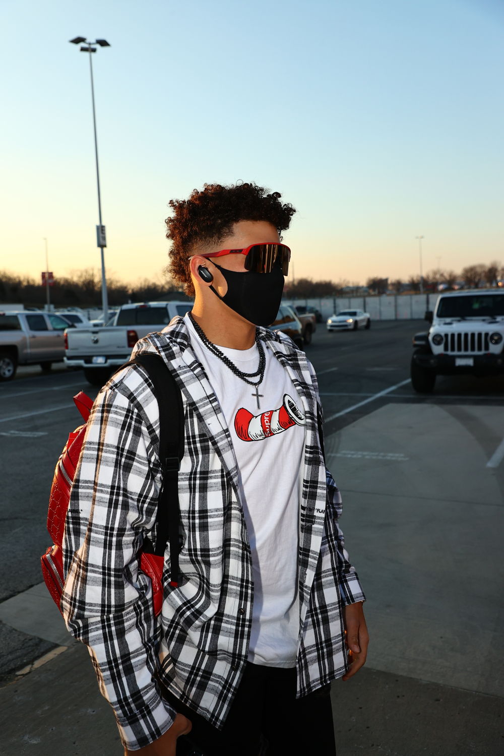 OAKLEY PATRICK MAHOMES II SIGNATURE SERIES - LIFESTYLE IMAGE (3)