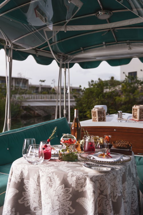 Comida/cena romántica en bote.