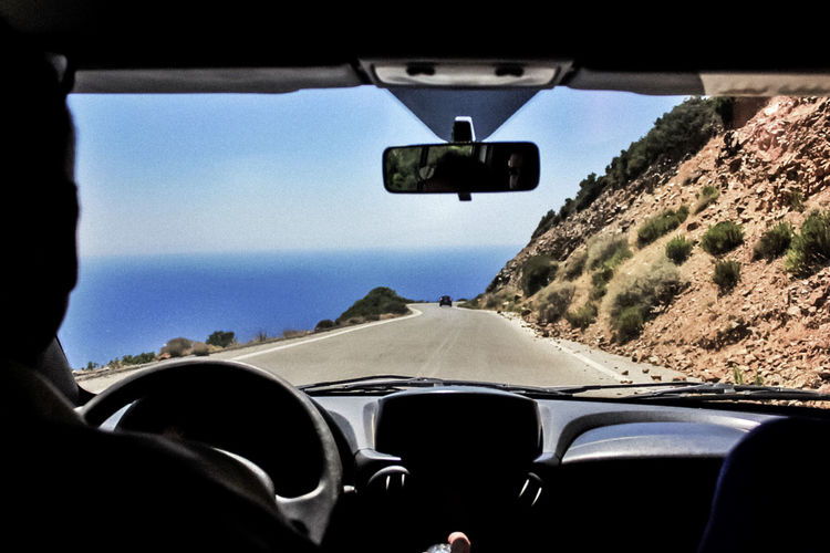 Una vista clara al frente: Los conductores están felices de manejar sin lentes, especialmente en las bellas carreteras escénicas.