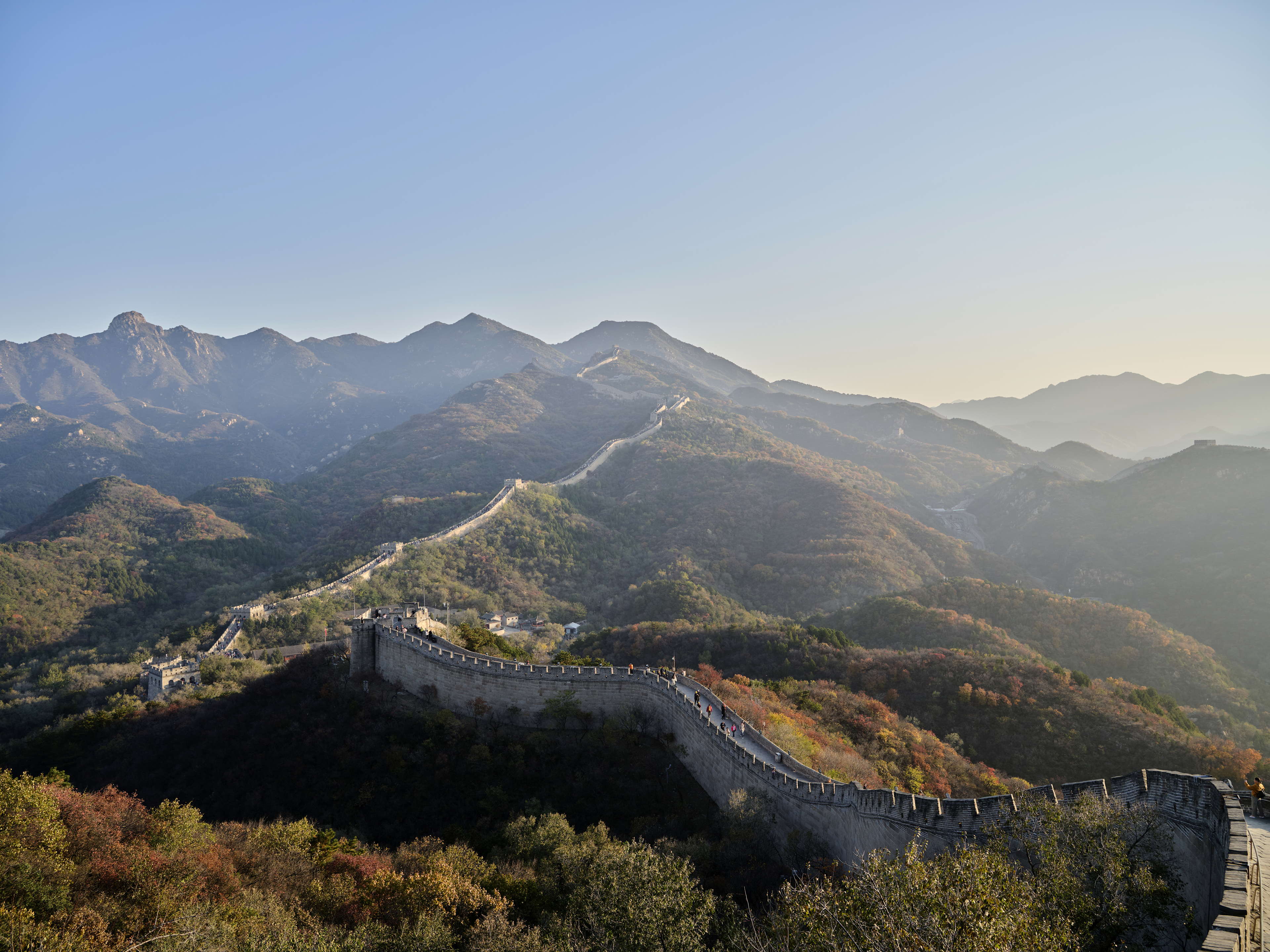 Entre montañas e historia: The Peninsula Beijing revela una travesía extraordinaria hacia la Grandeza de la Muralla China 