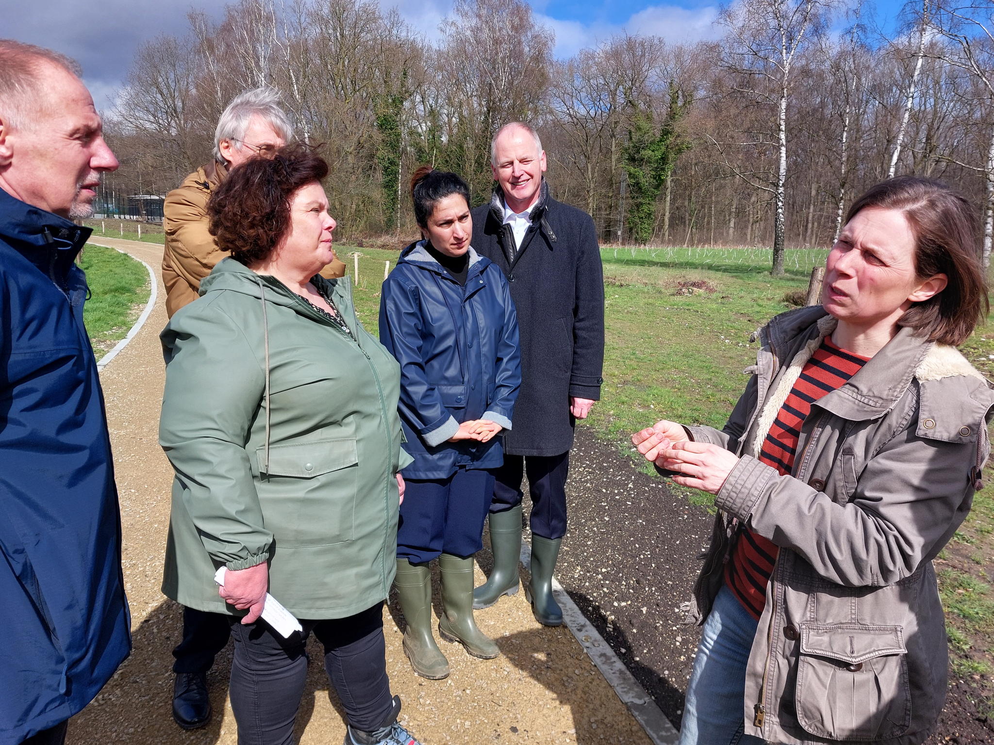 Planontwerper Marleen Massonet (VELT) geeft een woordje uitleg bij ​ de keuze van de planten en het ontwerp van het voedselbos
