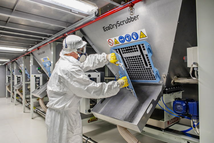 The new paint shop at the Mladá Boleslav plant, for example, uses approximately 210 g less solvent per car, and requires 17 per cent less clear coat than conventional systems. In addition, no paint sludge accumulates as a waste product and the new exhaust air decontamination system reduces the amount of paint residue created per car body by more than 2 kg. The new paint shop at the Mladá Boleslav plant, for example, uses approximately 210 g less solvent per car, and requires 17 per cent less clear coat than conventional systems. In addition, no paint sludge accumulates as a waste product and the new exhaust air decontamination system reduces the amount of paint residue created per car body by more than 2 kg.