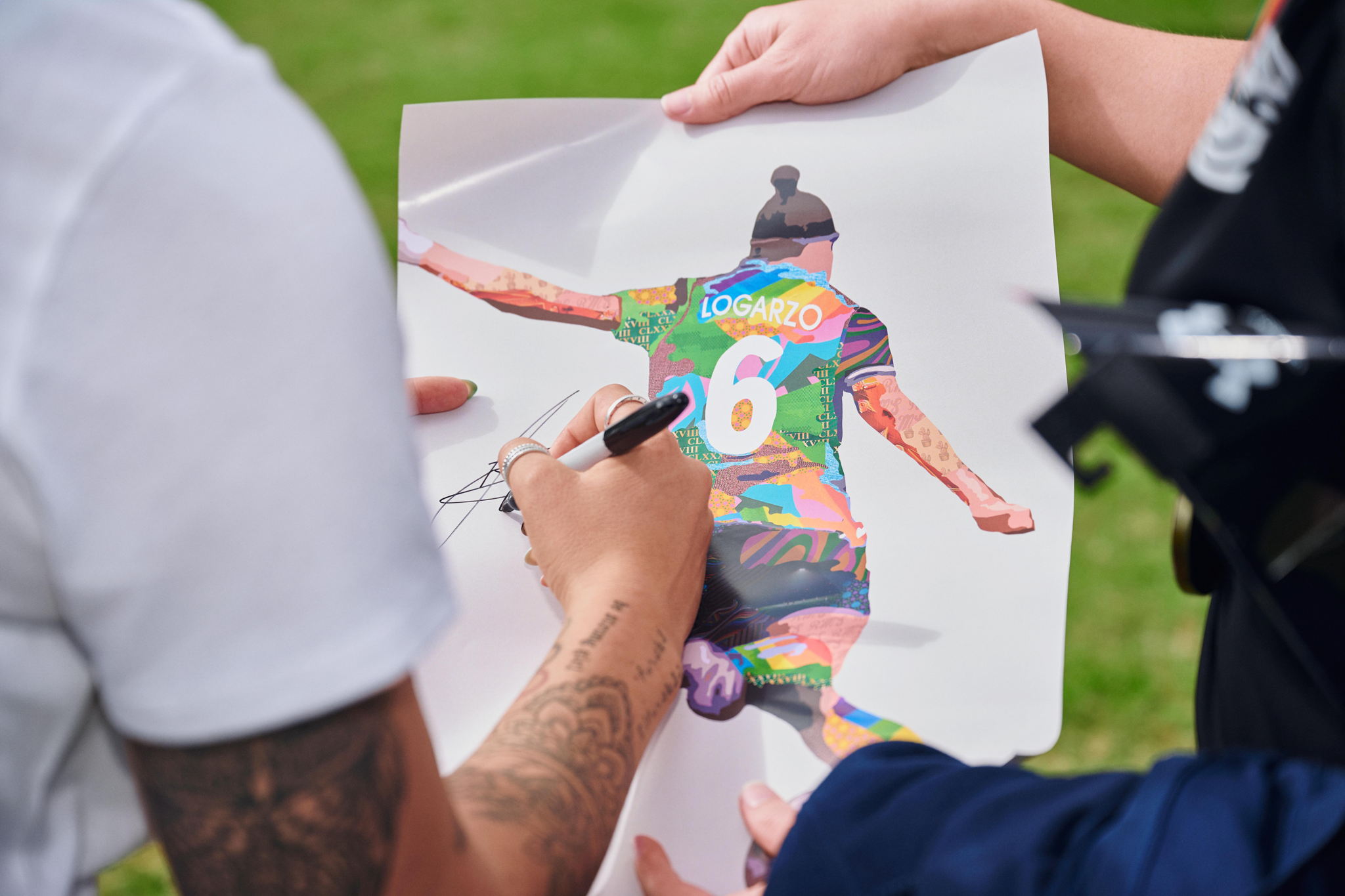 En imagen: Logarzo autografiando, Pride de Sydney En imagen: Logarzo autografiando, Pride de Sydney