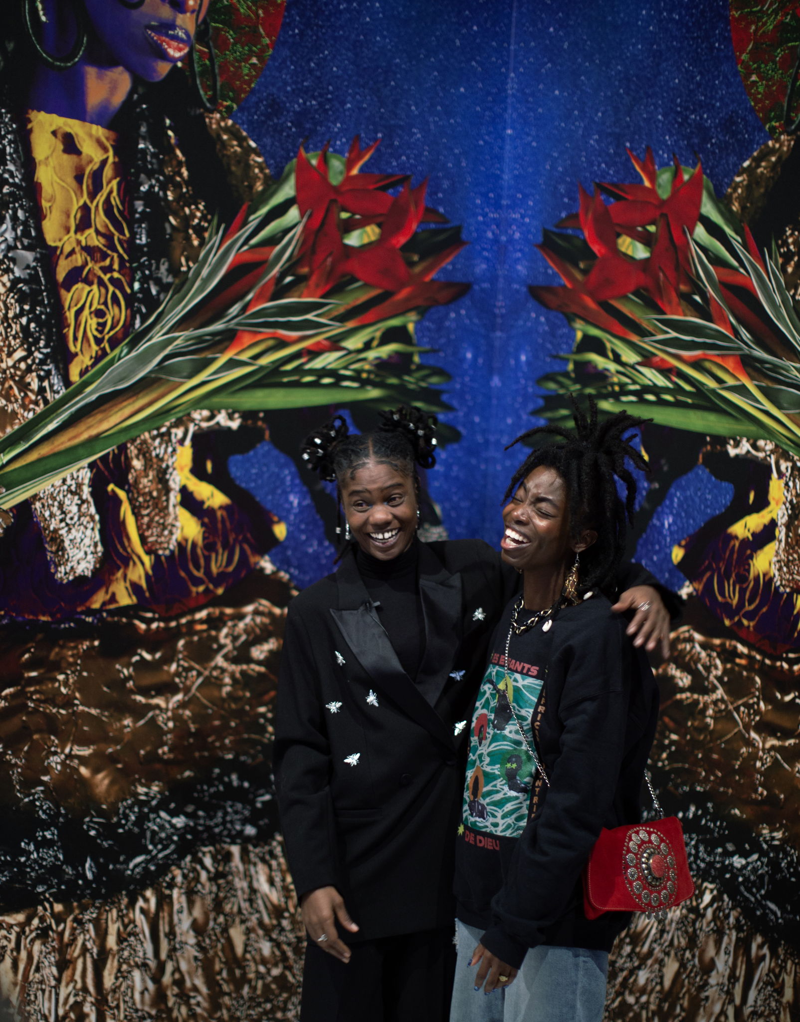 Kunstenaar AiRich (links) tijdens de opening van AiRich. Afrofuturistic Visions, 2024, foto Elisabetta Agyeiwaa