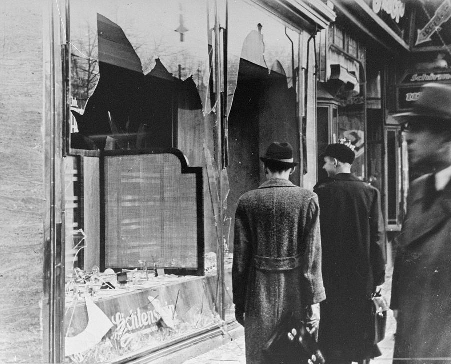 AKG1078050 Kristallnacht / November Pogroms © akg-images / WHA / World History Archive