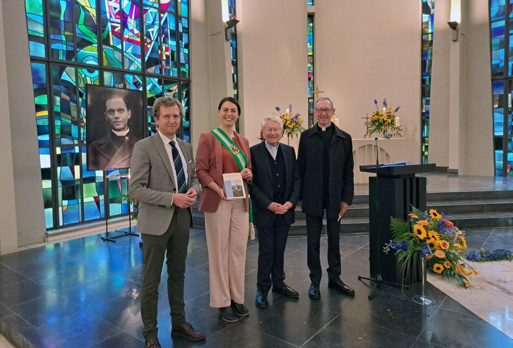vlnr. Jan Van Ballegooijen (Architect belevingshuis), gedeputeerde An Vervliet, mgr. Dirk Smet, rector Edward Janssens