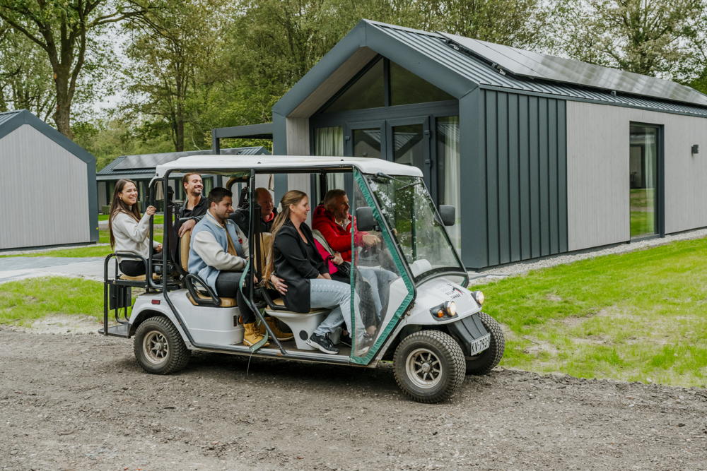 Winston-chauffeert-de-winnaars-in-stijl-naar-hun-prijs op Landal Landgoed Bourtange