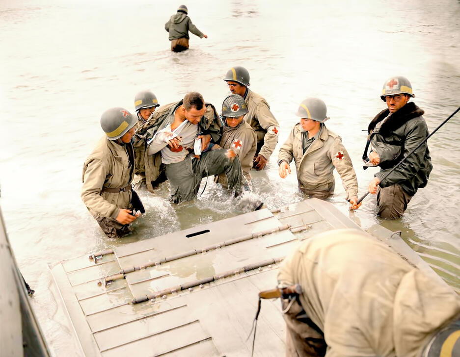 WW2, France, D-Day, Allied Invasion of Normandy (Operation Overlord), Medics from the US Army’s 2nd Naval Beach Battalion (NBB) assist an injured Paratrooper onto a Landing Craft (LCVP). AKG9221388 © akg-images