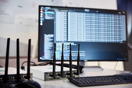 The software-defined radio demonstrator by LUH is able to work in the 3.8 to 4.2 GHz range