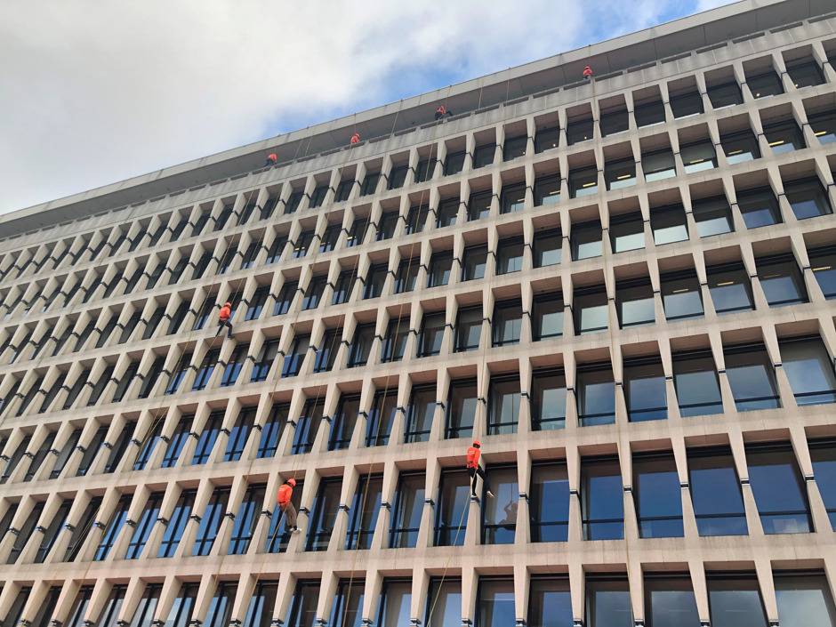 Plus de 150 employés d'ING Belgique font la descente du bâtiment Marnix à Bruxelles