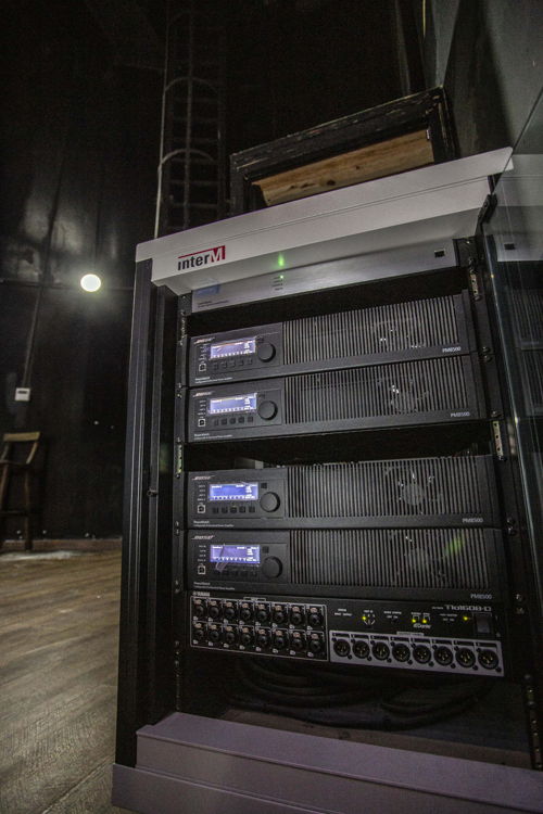 Teatro Humanitas: Cuatro amplificadores PowerMatch 8500 proveen la potencia necesaria para alimentar al sistema ShowMatch DeltaQ, mientras que un ControlSpace ESP-880 asegura la calidad del procesamiento de señal.