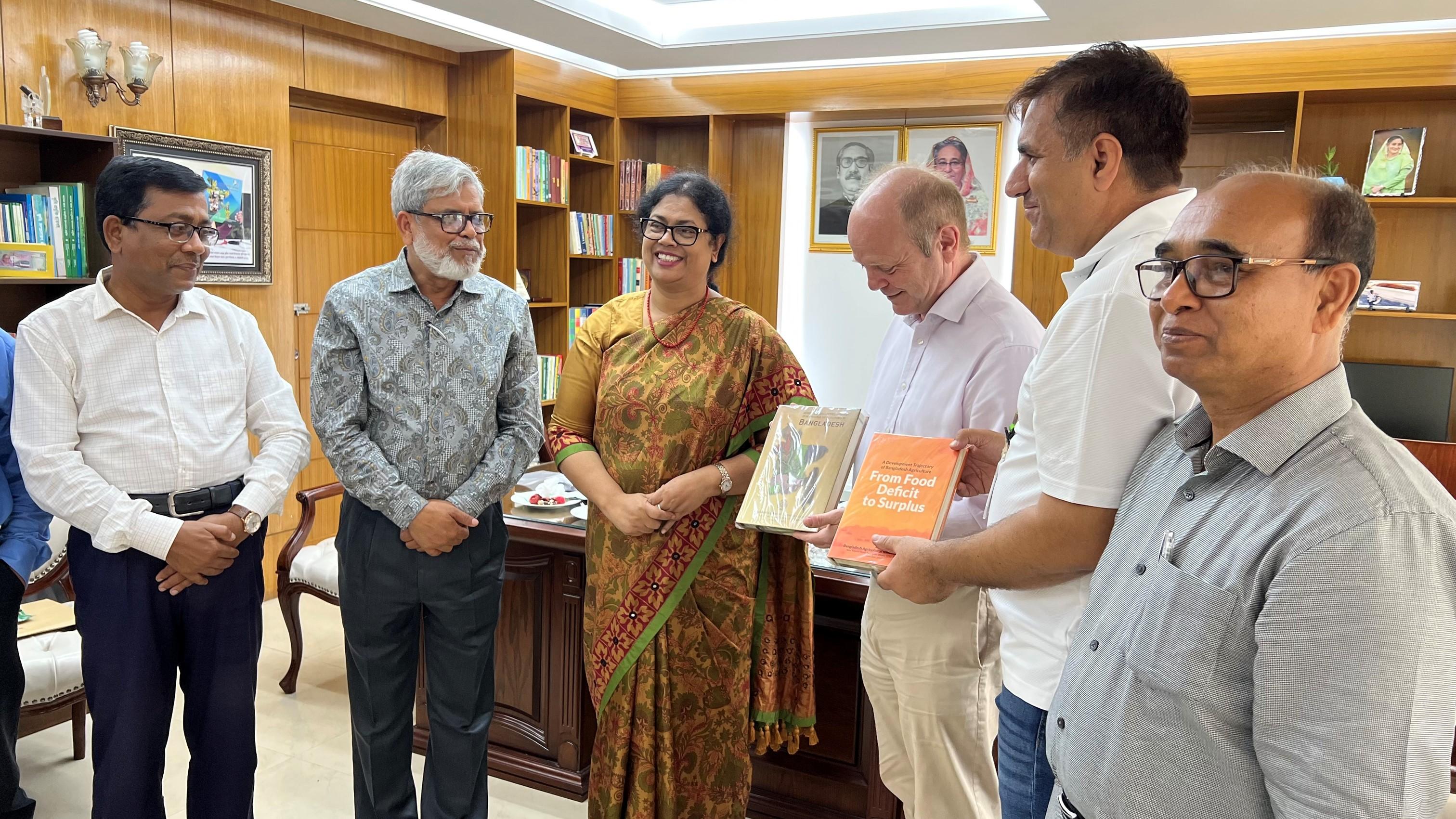 Ms Wahid Akter, Secretary of Agriculture, Government of Bangladesh (in the middle) with researchers from ICRISAT, BARC and BARI. Ms Wahid Akter, Secretary of Agriculture, Government of Bangladesh (in the middle) with researchers from ICRISAT, BARC and BARI.