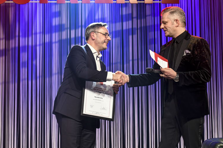 v.l.n.r. Diego Battiston, Managing Director Hyundai Suisse mit Rainer Maria Salzgeber