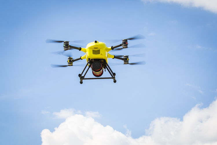 De drone met het menselijk weefsel kort voor de landing. (Credit: ZNA / Dirk Kestens)