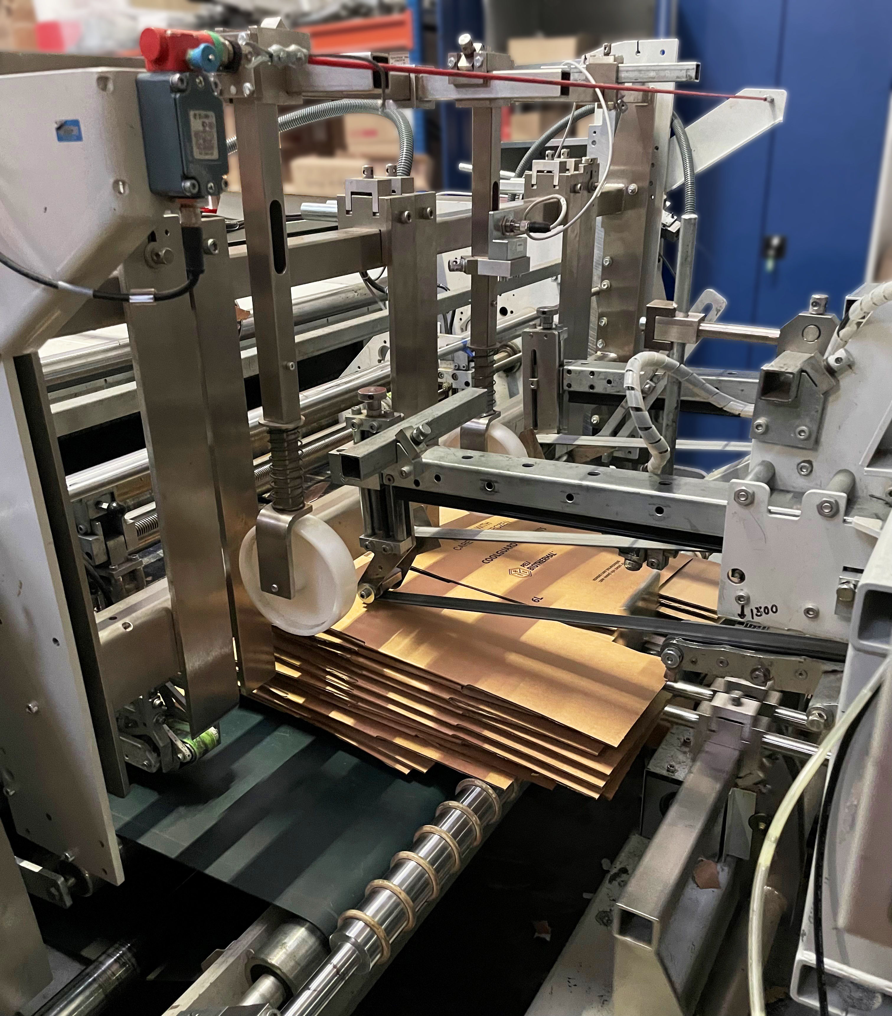 The BOBST Rear stack corrector delivery solution forms a compact stack of boxes thanks to its support wheel and its stopper. The boxes are thus upright and neatly arranged, and the creases are corrected, allowing for increased production speed on the upstream part of the machine.