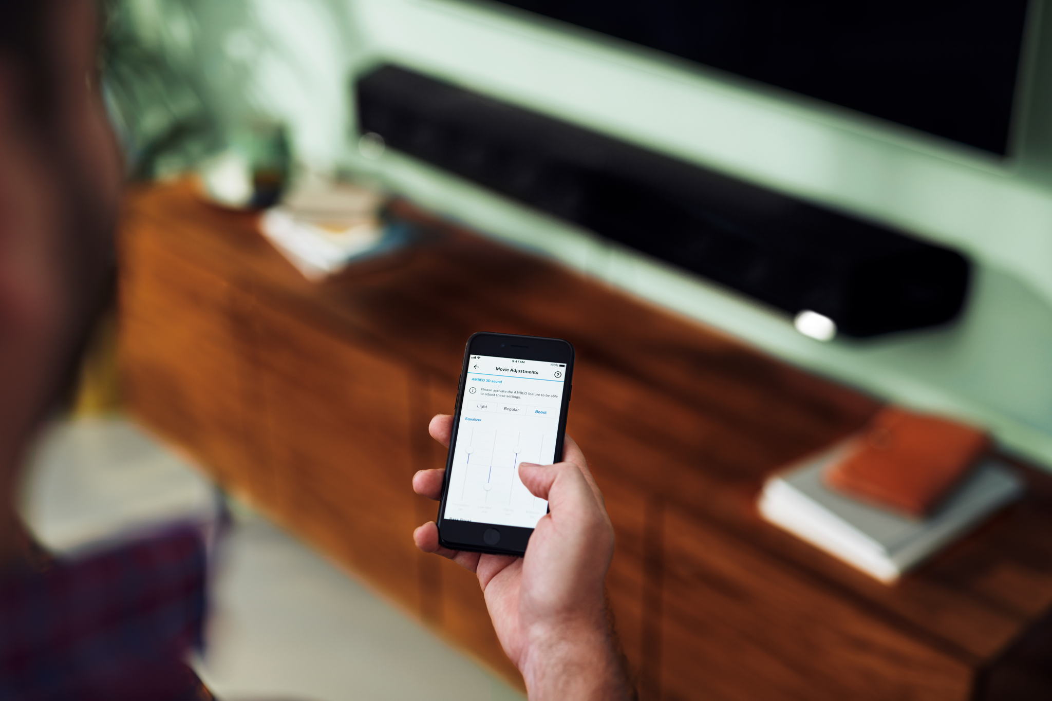 Une expérience connectée intelligente
La barre de son AMBEO Soundbar est riche en connectique avancée, Google ChromeCast, Bluetooth et HDMI eARC/CEC, tandis que l’appli Sennheiser Smart Control pour iOS et Android permet le contrôle sans effort et la personnalisation à partir d’un smartphone.
Une expérience connectée intelligente
La barre de son AMBEO Soundbar est riche en connectique avancée, Google ChromeCast, Bluetooth et HDMI eARC/CEC, tandis que l’appli Sennheiser Smart Control pour iOS et Android permet le contrôle sans effort et la personnalisation à partir d’un smartphone.
