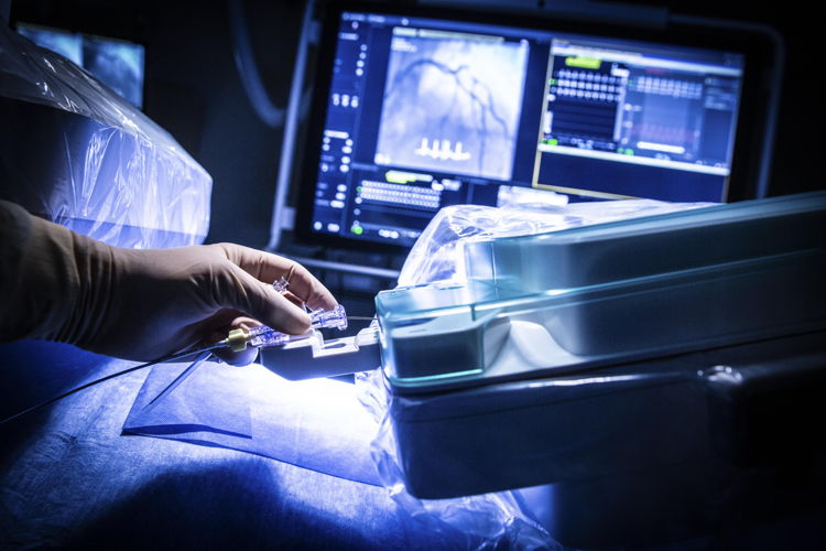 De robot van Robocath bij de plaatsing van een stent in de kransslagader.