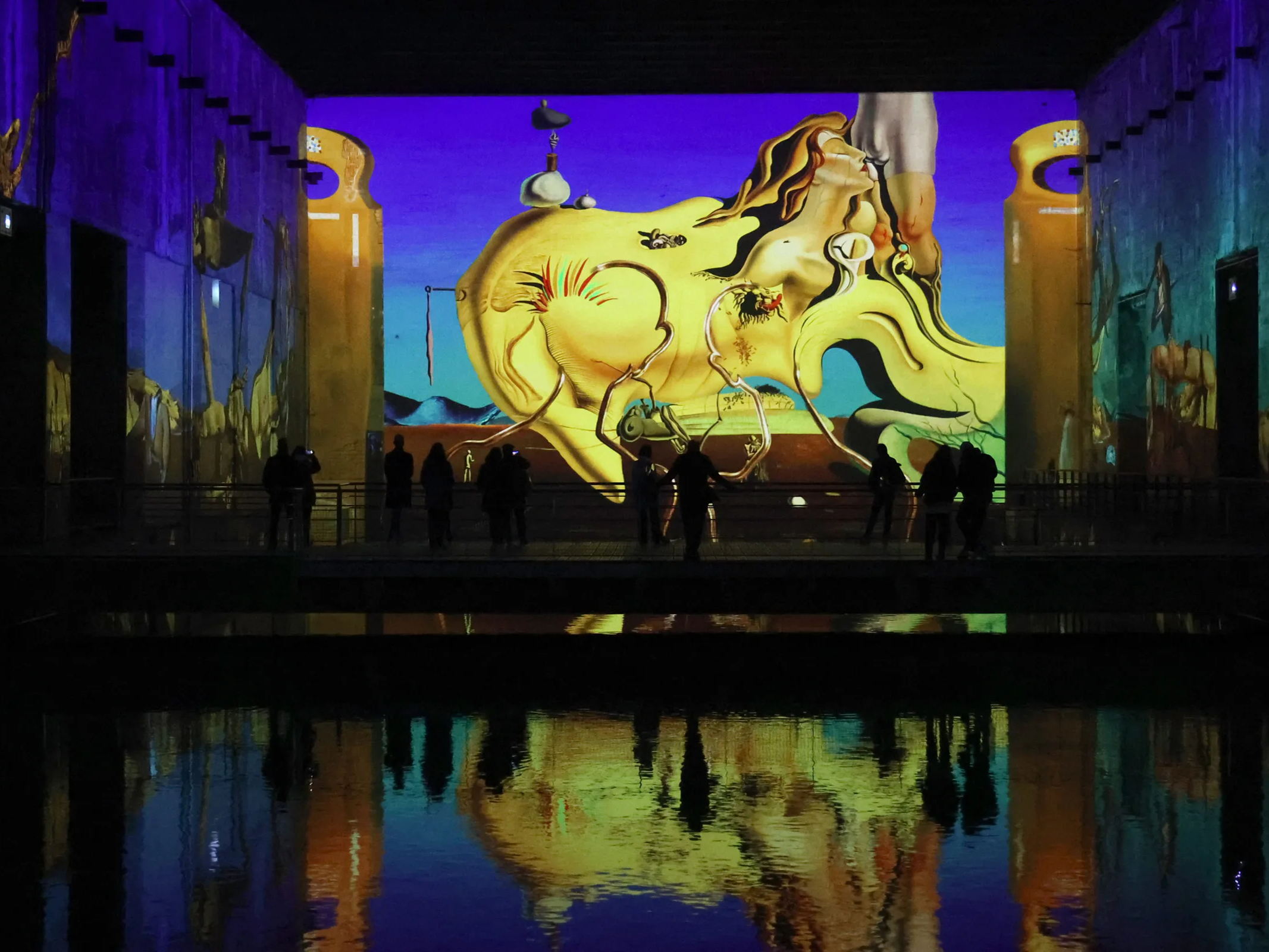 Ausstellung erweckt Salvador Dalís surrealistische Welt mit immersiver Kunst in Brügge zum Leben