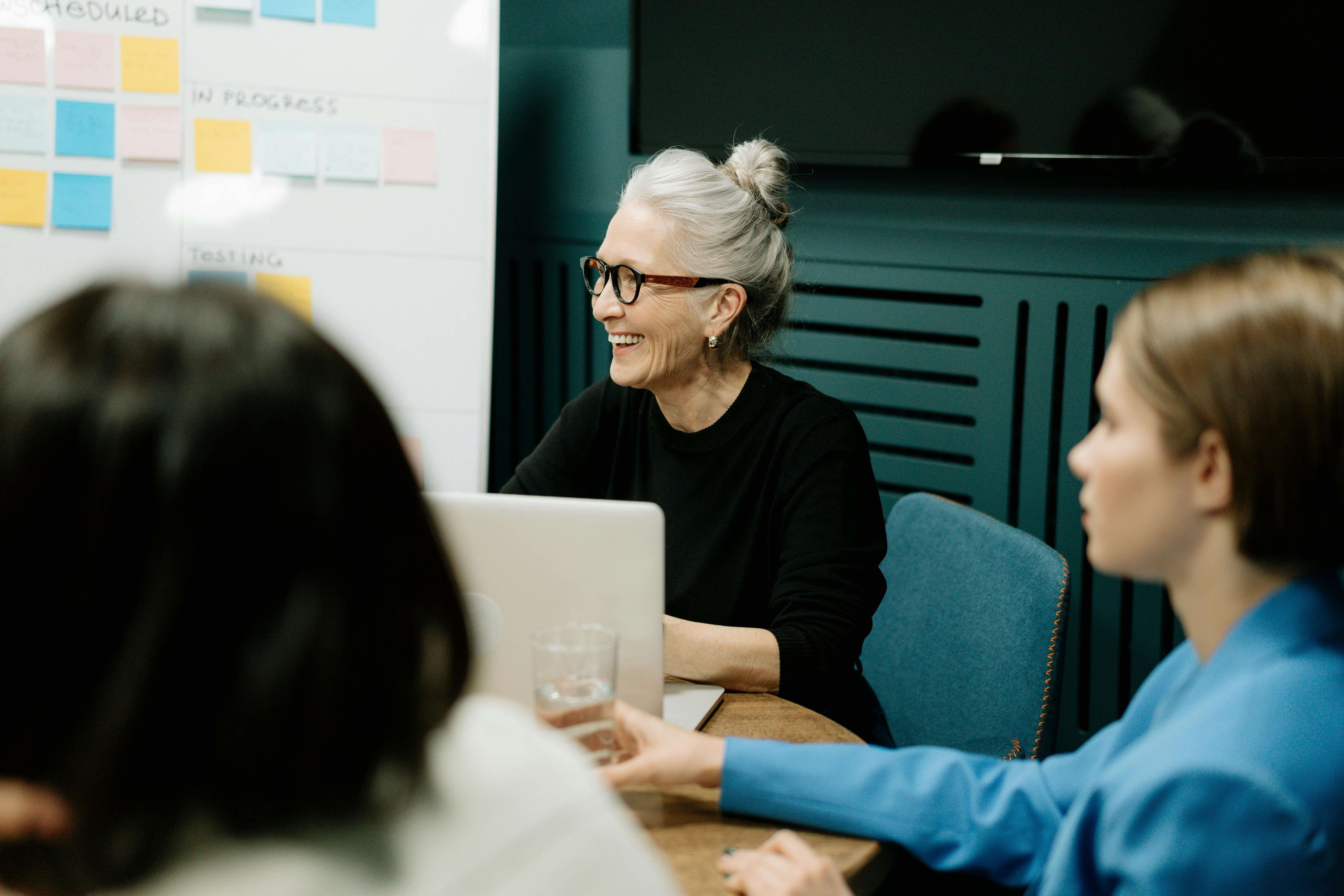 Les plus de 50 ans sont de plus en plus nombreux à trouver de la satisfaction au travail, les jeunes perdent leur motivation