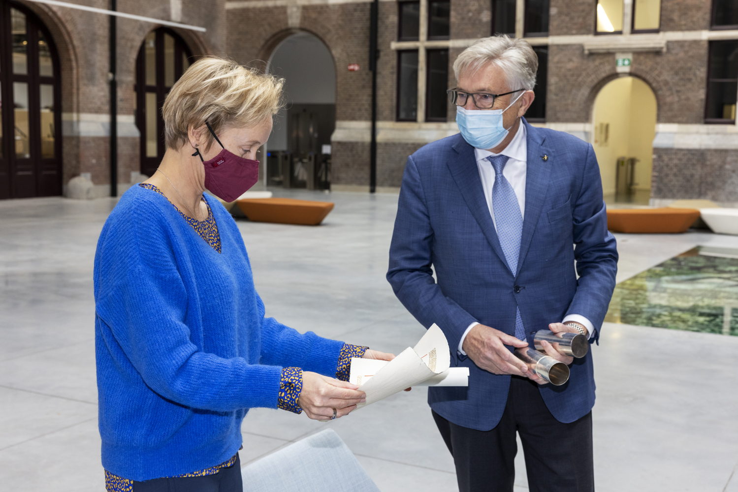 Overhandiging zilveren koker - copyright Tom Dhaenens