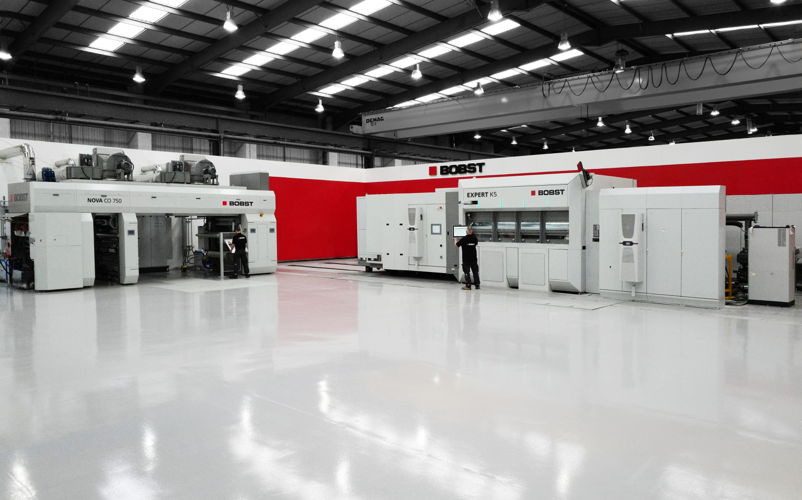 The Competence center of Bobst Manchester in the UK which houses an EXPERT K5 vacuum metallizer and a NOVA CO 750 AlOx top coater supports the industry transformation towards new processes and substrates for barrier applications and coating technologies