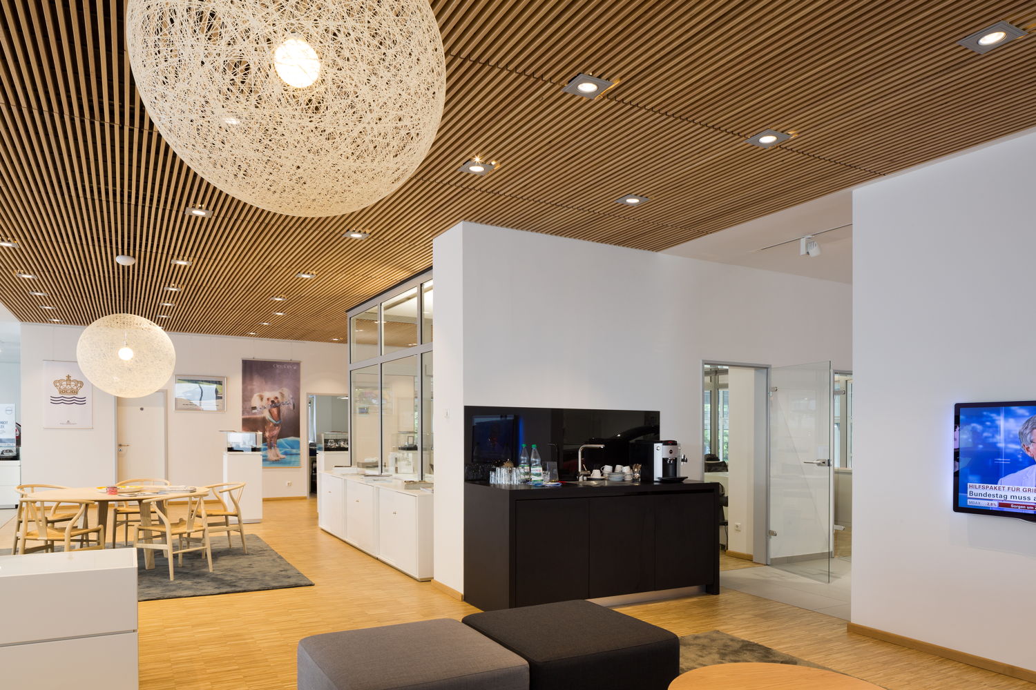 Het Massief Houten Grill plafondsysteem van Hunter Douglas