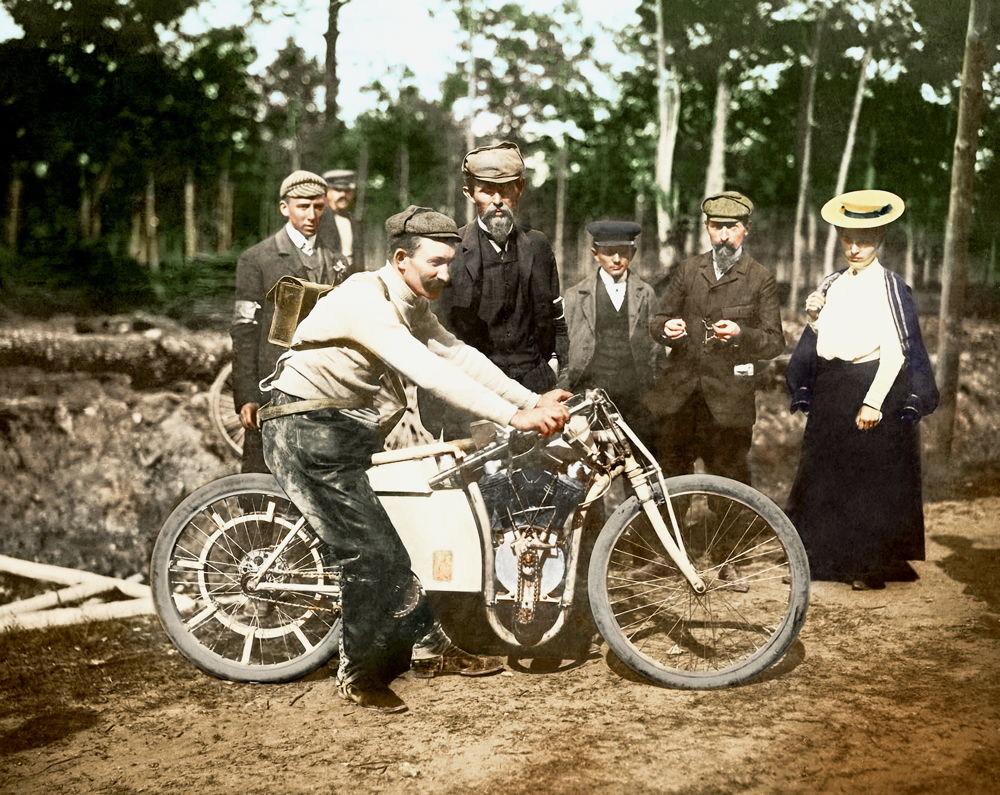 In addition to his own successful racing career, Klement
also led the L&K factory team. The picture shows him
(centre) with Václav Vondřich after the victory in the
unofficial Motorcycle World Championship in Dourdan,
1905.