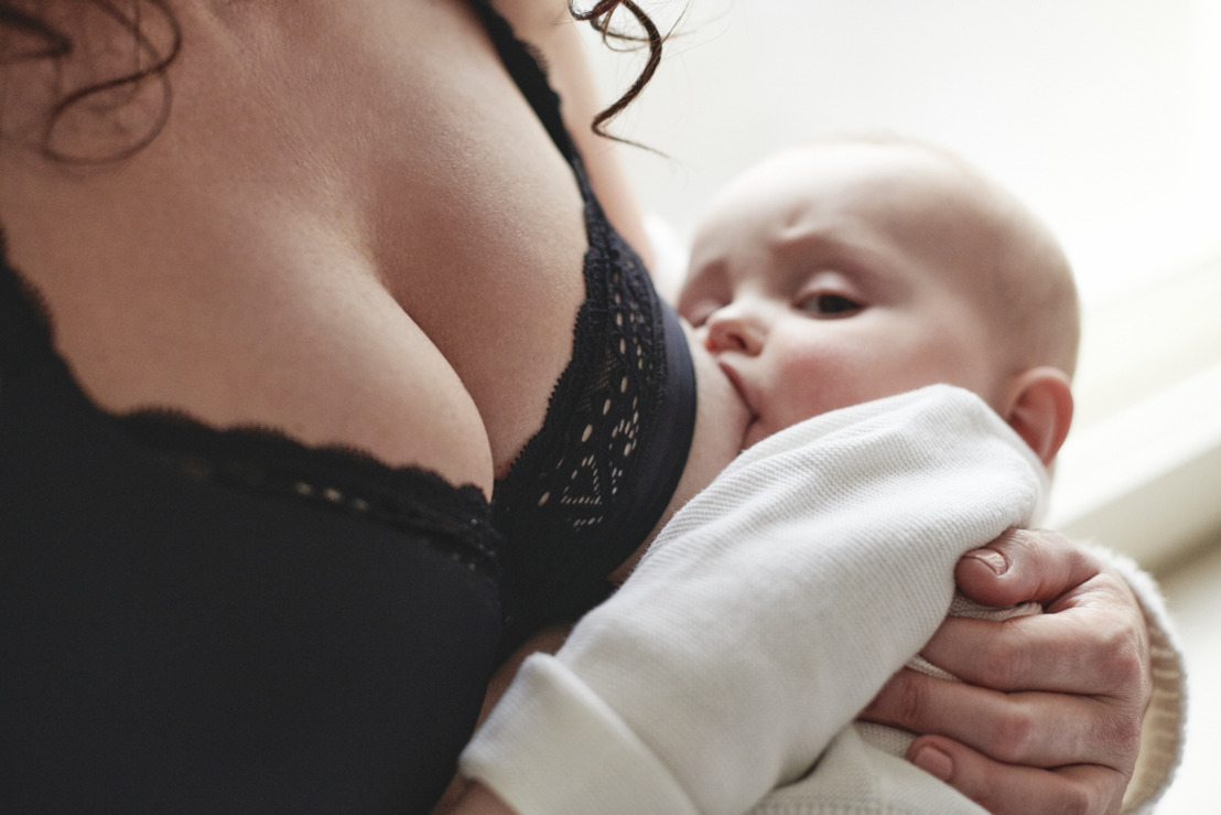 Un soutien-gorge d’allaitement confortable et élégant qui aide les jeunes mamans telles que Anke Buckinx et Amaury van Kenhove à se sentir belles et féminines