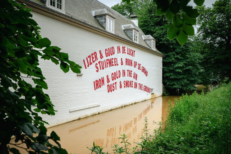 Lawrence Weiner, IJZER & GOUD IN DE LUCHT STUIFMEEL & ROOK OP DE GROND IRON & GOLD IN THE AIR DUST & SMOKE ON THE GROUND, 1995 © SABAM Belgium 2025 – Photo: Tom Cornille Lawrence Weiner, IJZER & GOUD IN DE LUCHT STUIFMEEL & ROOK OP DE GROND IRON & GOLD IN THE AIR DUST & SMOKE ON THE GROUND, 1995 © SABAM Belgium 2025 – Photo: Tom Cornille