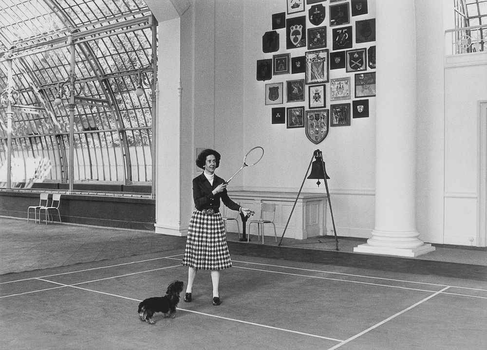 La reine Fabiola en pleine partie de badmington au Palais de Laeken, 1976 Odette Dereze / GermaineImage / akg-images